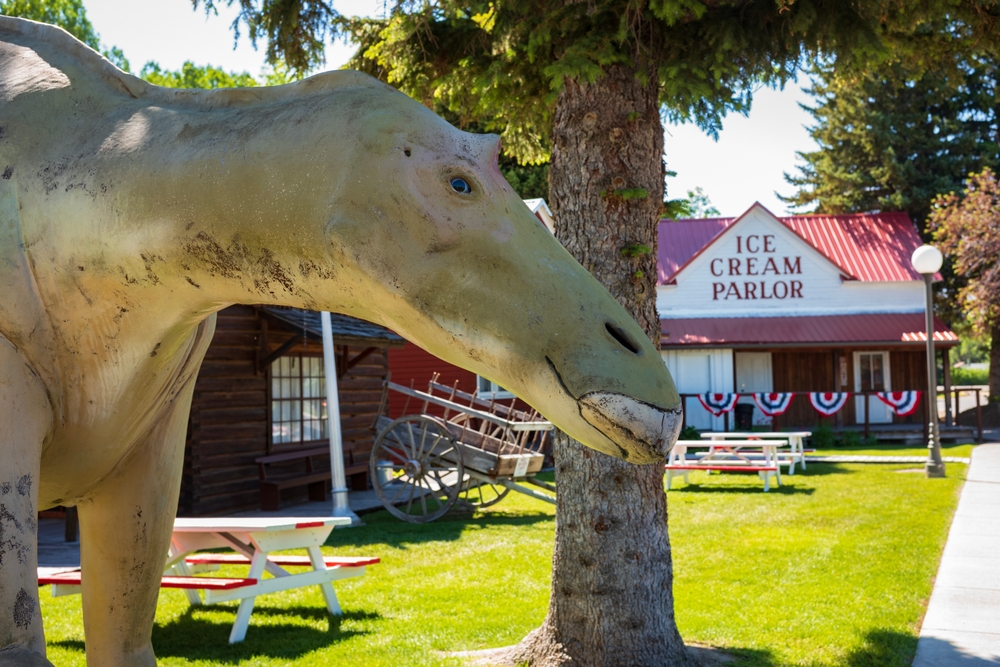 Road trip essentials for kids | Roadside Dinosaur Parks!